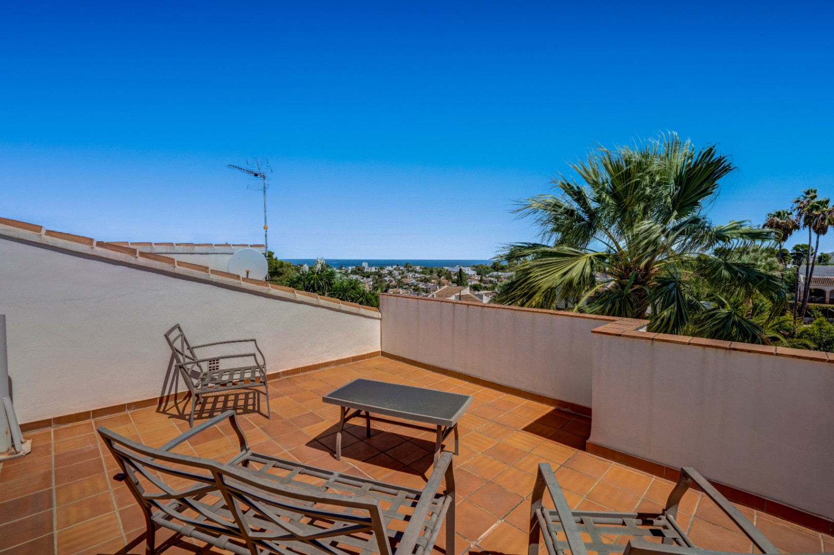 Villa zum Verkauf mit Meerblick in der renommierten Urbanisation Pinosol de Javea.