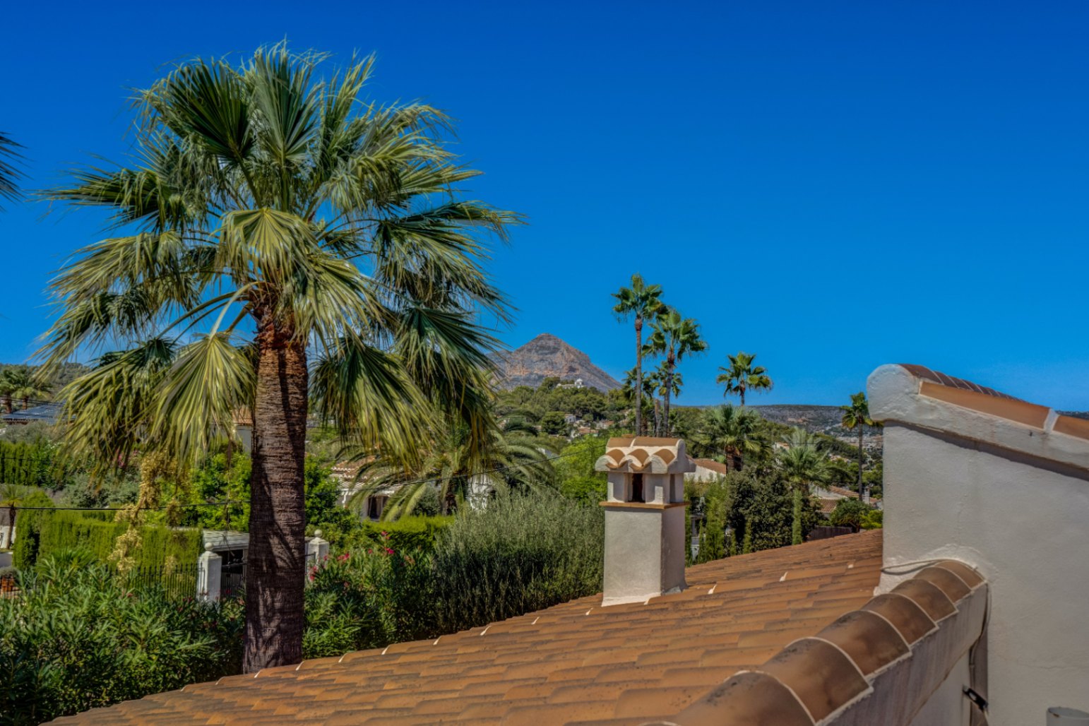 Villa zum Verkauf mit Meerblick in der renommierten Urbanisation Pinosol de Javea.